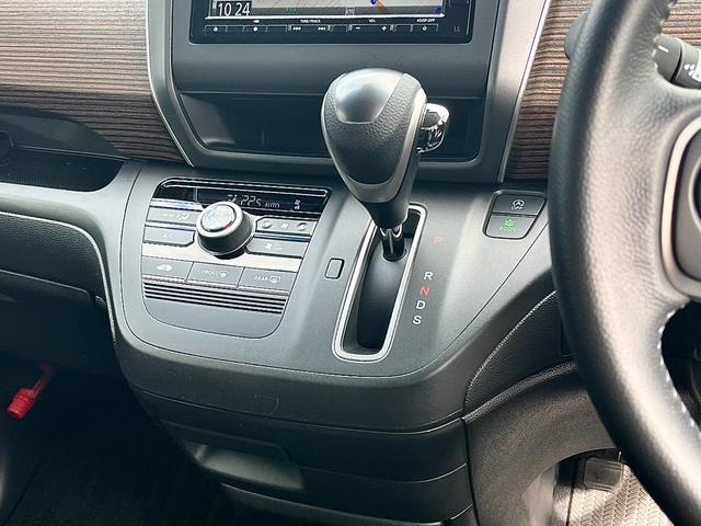 フリード クロスター・ホンダセンシング 両側パワースライド 踏み間違い加速抑制 ディーラー保証1年付き走行距離無制限 ナビ フルセグ バックカメラ CD再生 ETC スマートキー 純正アルミホイール ワンオーナー(43枚目)