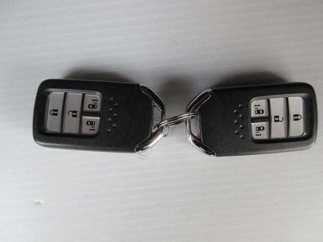 フリード クロスター・ホンダセンシング 両側パワースライド 踏み間違い加速抑制 ディーラー保証1年付き走行距離無制限 ナビ フルセグ バックカメラ CD再生 ETC スマートキー 純正アルミホイール ワンオーナー(76枚目)