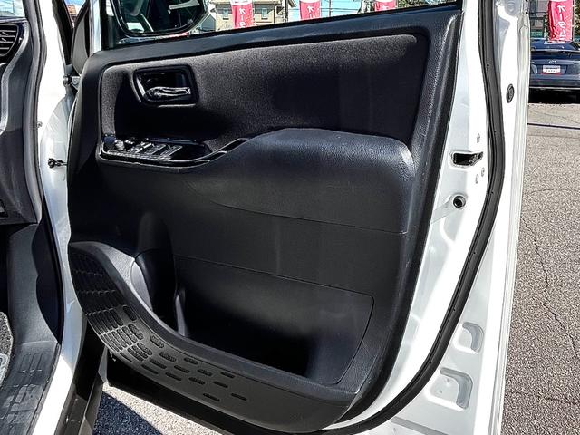 ヴォクシー ZS 煌II 後席モニタ 両側パワースライド タイヤ新 ディーラー保証1年走行距離無制限 トヨタ認定中古車 踏み間違い加速抑制 ドラレコ ナビ フルセグ バックカメラ ETC LEDヘッドランプ 純正アルミホイール(26枚目)