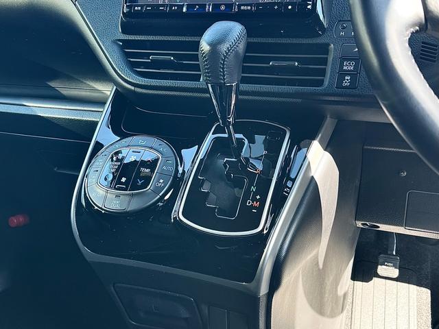 ヴォクシー ZS 煌II 後席モニタ 両側パワースライド タイヤ新 ディーラー保証1年走行距離無制限 トヨタ認定中古車 踏み間違い加速抑制 ドラレコ ナビ フルセグ バックカメラ ETC LEDヘッドランプ 純正アルミホイール(39枚目)