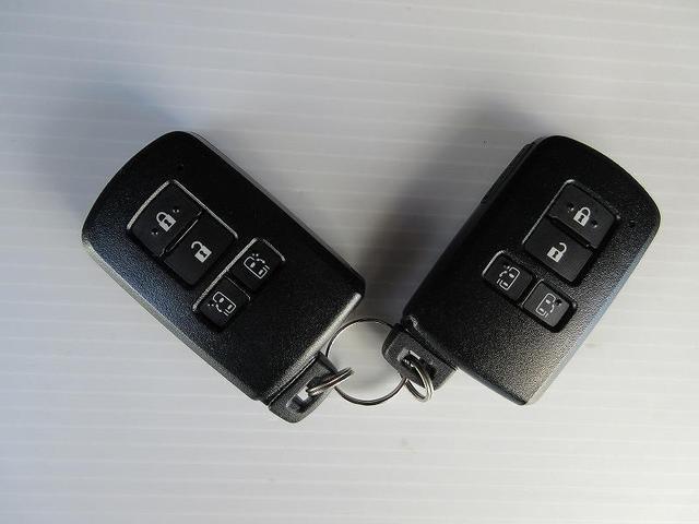 ヴォクシー ZS 煌II 後席モニタ 両側パワースライド タイヤ新 ディーラー保証1年走行距離無制限 トヨタ認定中古車 踏み間違い加速抑制 ドラレコ ナビ フルセグ バックカメラ ETC LEDヘッドランプ 純正アルミホイール(67枚目)