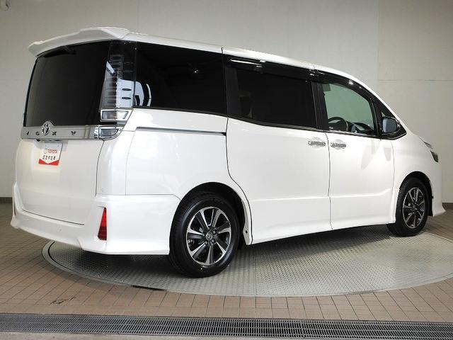ヴォクシー ZS 煌III 後席モニタ 両側パワースライド タイヤ新 ディーラー保証1年走行距離無制限 トヨタ認定中古車 踏み間違い加速抑制 ナビ フルセグ ETC LEDヘッドランプ 純正アルミホイール ワンオーナー(19枚目)