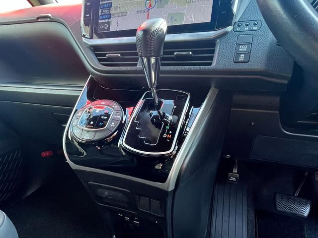 ヴォクシー ZS 煌III 後席モニタ 両側パワースライド タイヤ新 ディーラー保証1年走行距離無制限 トヨタ認定中古車 踏み間違い加速抑制 ナビ フルセグ ETC LEDヘッドランプ 純正アルミホイール ワンオーナー(42枚目)