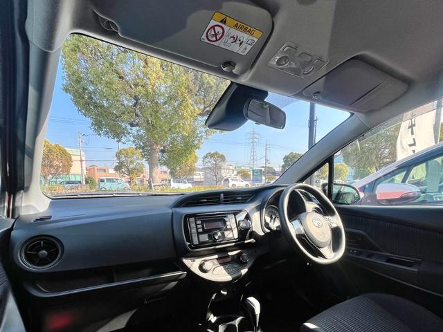 ヴィッツ ＨＶ　Ｆジョシュセキリフト　踏み間違い加速抑制　　ディーラー保証１年　走行距離無制限　トヨタ認定中古車　ＣＤ再生　サポカー　ＬＤＡ　ＰＫＳＢ　クリアランスソナー（6枚目）