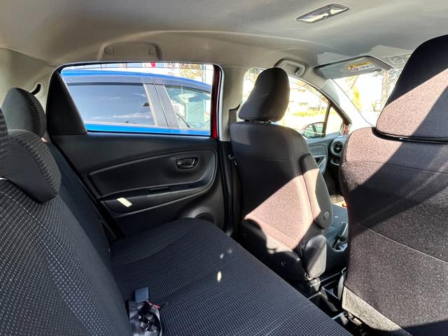 ヴィッツ ＨＶ　Ｆジョシュセキリフト　踏み間違い加速抑制　　ディーラー保証１年　走行距離無制限　トヨタ認定中古車　ＣＤ再生　サポカー　ＬＤＡ　ＰＫＳＢ　クリアランスソナー（7枚目）