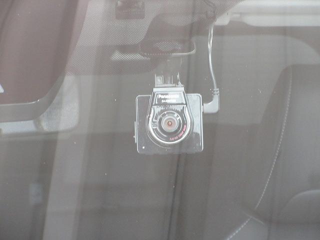 ドライブ中の映像や音声を記録できるドライブレコーダーを装備しています！走行中はもちろん、あおり運転や事故に遭遇した際も安心です♪自分自身やご家族を守るために搭載しておきたい装備です♪