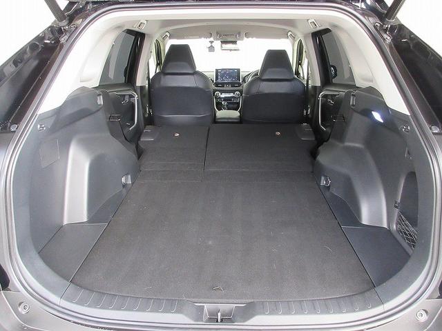 リヤシートの背もたれを前に倒すことで長い荷物もしっかりと積めます♪
