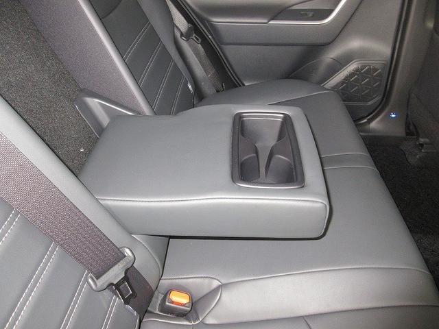 リアシートは格納式センターアームレストも装備！！ゲストもリラックスできる空間で快適なドライブをお楽しみください♪