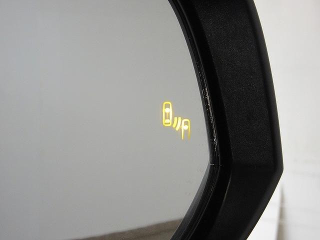 【ブラインドスポットモニタリング】運転席からは死角となりやすい左右後方の車両を検知して知らせることで、車線変更時などの後方確認をアシストします♪