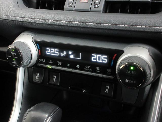 風量自動調整の快適オートエアコンを装備！！運転席側・助手席側それぞれに温度設定ができます♪