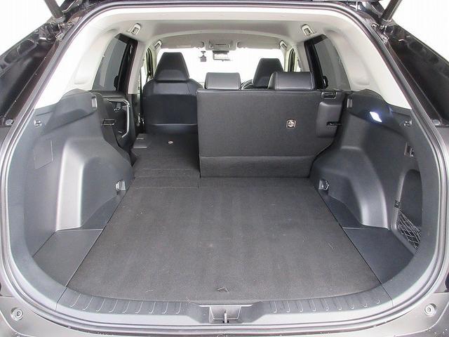 シチュエーションに合わせたアレンジが可能な６：４分割可倒式リヤシート！！家族や友達とのドライブに最適な空間が作れます♪