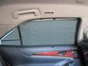 セカンドシートの窓ガラスには日よけのシェードを装備!!強い日差しのカット&プライバシー対策としても重宝します☆