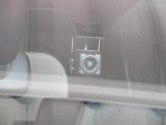 ドライブ中の映像や音声を記録できるドライブレコーダーを装備しています！走行中はもちろん、あおり運転や事故に遭遇した際も安心です♪自分自身やご家族を守るために搭載しておきたい装備です♪ 4