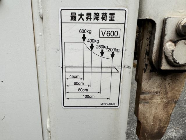 デュトロ 平ボディ　パワーゲート付き　積載３ｔ　ＭＴ５　Ｐゲート６００ｋｇ　タンク２０２５年１２月まで期間あり　電格格納ミラー　Ｗタイヤ（17枚目）