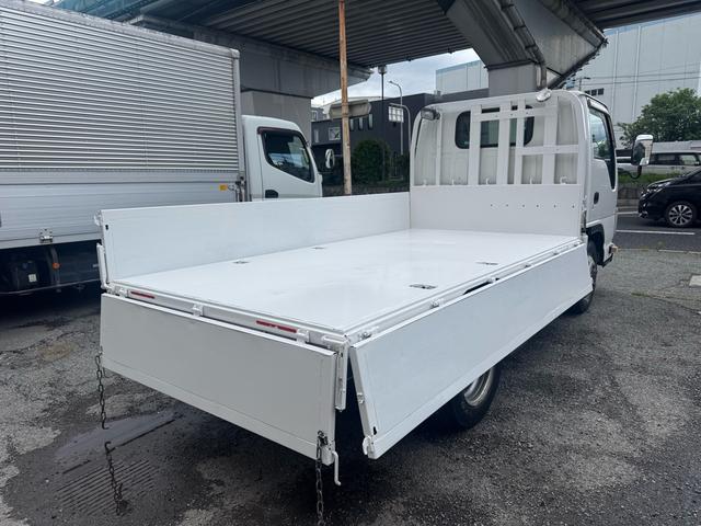 エルフトラック ＡＴ　２トン　２ｔ　４ＷＤ　低床　ヒラボディ　荷台鉄板張り　ＡＴ　２トン　４ＷＤ　低床　荷台鉄板張り　荷台塗装済み　３方開　ＥＴＣ　ロープフック付　電格格納ミラー　アイドリングストップ　あおり開封チェーン付　荷寸３１０×１６０×３８　外寸４６９×１６９×１９８（29枚目）