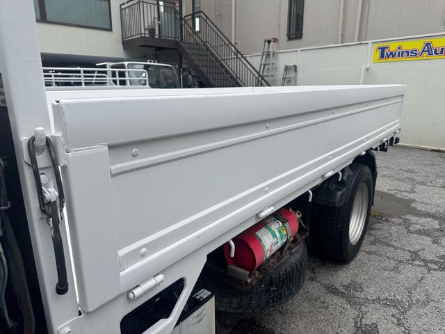 エルフトラック ＡＴ　２トン　２ｔ　４ＷＤ　低床　ヒラボディ　荷台鉄板張り　ＡＴ　２トン　４ＷＤ　低床　荷台鉄板張り　荷台塗装済み　３方開　ＥＴＣ　ロープフック付　電格格納ミラー　アイドリングストップ　あおり開封チェーン付　荷寸３１０×１６０×３８　外寸４６９×１６９×１９８（45枚目）