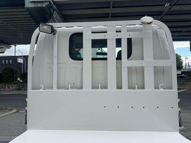 エルフトラック ＡＴ　２トン　２ｔ　４ＷＤ　低床　ヒラボディ　荷台鉄板張り　ＡＴ　２トン　４ＷＤ　低床　荷台鉄板張り　荷台塗装済み　３方開　ＥＴＣ　ロープフック付　電格格納ミラー　アイドリングストップ　あおり開封チェーン付　荷寸３１０×１６０×３８　外寸４６９×１６９×１９８（46枚目）