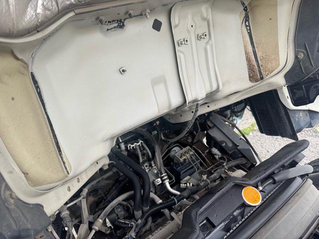 エルフトラック ＡＴ　２トン　２ｔ　４ＷＤ　低床　ヒラボディ　荷台鉄板張り　ＡＴ　２トン　４ＷＤ　低床　荷台鉄板張り　荷台塗装済み　３方開　ＥＴＣ　ロープフック付　電格格納ミラー　アイドリングストップ　あおり開封チェーン付　荷寸３１０×１６０×３８　外寸４６９×１６９×１９８（59枚目）