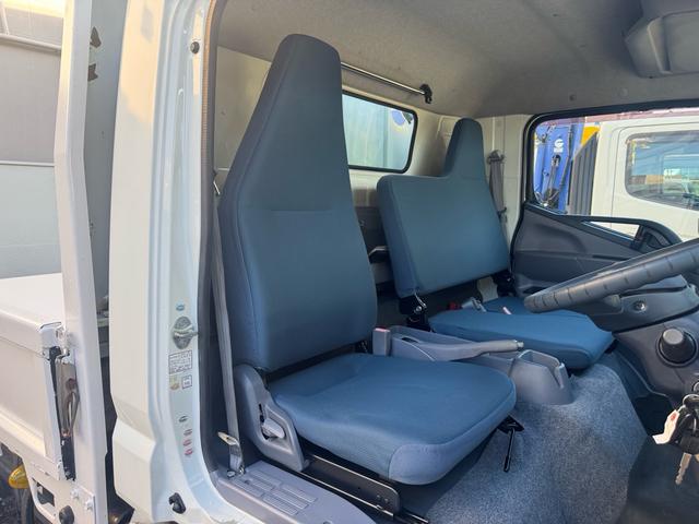 キャンター ＭＴ５　４．８トン　５トン　ワイドキャブ　荷台鉄板張り　５トンベース　８ｔ限定中型免許　車両重量３０３０ｋｇ　車両総重量７９９５ｋｇ　あゆみ掛　３方開　メッキパーツ　相調インパネ　ナビ　バックカメラ　ＴＶ　荷寸３５０×１９７×３８　外寸５３２×２１１×３８（8枚目）