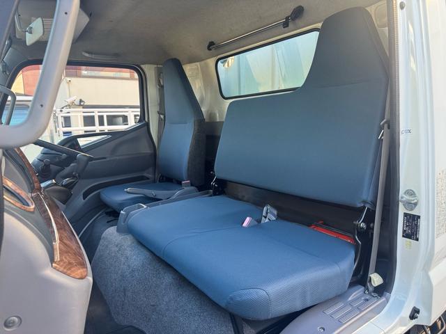 キャンター ＭＴ５　４．８トン　５トン　ワイドキャブ　荷台鉄板張り　５トンベース　８ｔ限定中型免許　車両重量３０３０ｋｇ　車両総重量７９９５ｋｇ　あゆみ掛　３方開　メッキパーツ　相調インパネ　ナビ　バックカメラ　ＴＶ　荷寸３５０×１９７×３８　外寸５３２×２１１×３８（9枚目）