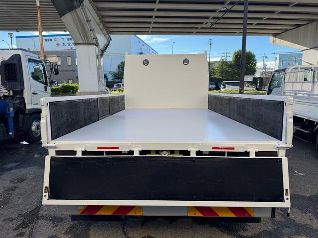 キャンター ＭＴ５　４．８トン　５トン　ワイドキャブ　荷台鉄板張り　５トンベース　８ｔ限定中型免許　車両重量３０３０ｋｇ　車両総重量７９９５ｋｇ　あゆみ掛　３方開　メッキパーツ　相調インパネ　ナビ　バックカメラ　ＴＶ　荷寸３５０×１９７×３８　外寸５３２×２１１×３８（26枚目）