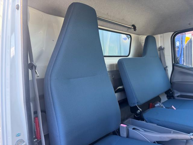 キャンター ＭＴ５　４．８トン　５トン　ワイドキャブ　荷台鉄板張り　５トンベース　８ｔ限定中型免許　車両重量３０３０ｋｇ　車両総重量７９９５ｋｇ　あゆみ掛　３方開　メッキパーツ　相調インパネ　ナビ　バックカメラ　ＴＶ　荷寸３５０×１９７×３８　外寸５３２×２１１×３８（49枚目）