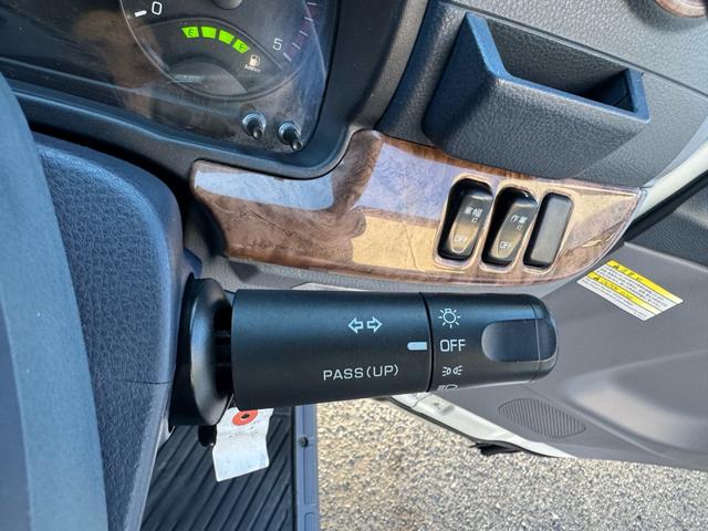 キャンター ＭＴ５　４．８トン　５トン　ワイドキャブ　荷台鉄板張り　５トンベース　８ｔ限定中型免許　車両重量３０３０ｋｇ　車両総重量７９９５ｋｇ　あゆみ掛　３方開　メッキパーツ　相調インパネ　ナビ　バックカメラ　ＴＶ　荷寸３５０×１９７×３８　外寸５３２×２１１×３８（57枚目）