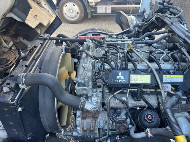 キャンター ＭＴ５　４．８トン　５トン　ワイドキャブ　荷台鉄板張り　５トンベース　８ｔ限定中型免許　車両重量３０３０ｋｇ　車両総重量７９９５ｋｇ　あゆみ掛　３方開　メッキパーツ　相調インパネ　ナビ　バックカメラ　ＴＶ　荷寸３５０×１９７×３８　外寸５３２×２１１×３８（73枚目）