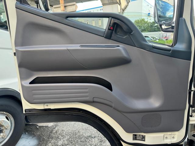 キャンター ＭＴ５　４．８トン　５トン　ワイドキャブ　荷台鉄板張り　５トンベース　８ｔ限定中型免許　車両重量３０３０ｋｇ　車両総重量７９９５ｋｇ　あゆみ掛　３方開　メッキパーツ　相調インパネ　ナビ　バックカメラ　ＴＶ　荷寸３５０×１９７×３８　外寸５３２×２１１×３８（79枚目）