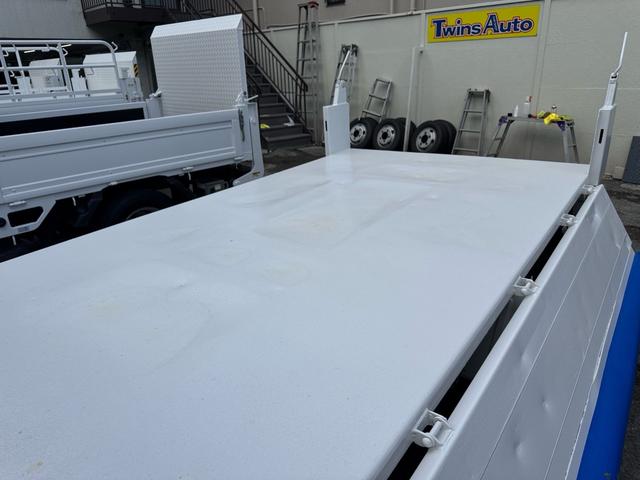 キャンター ＭＴ５　２トン　全低床ダンプ　新品コボレーン　荷台塗装済み　メッキパーツ　相調インパネ　シートカバー付き　電格格納ミラー　路肩灯　３方開　乗車定員３人　５トン限定準中型免許対応　車両重量２７７０ｋｋｇ　車両総重量４９３５ｋｇ　荷寸３０５×１５９×３８（38枚目）