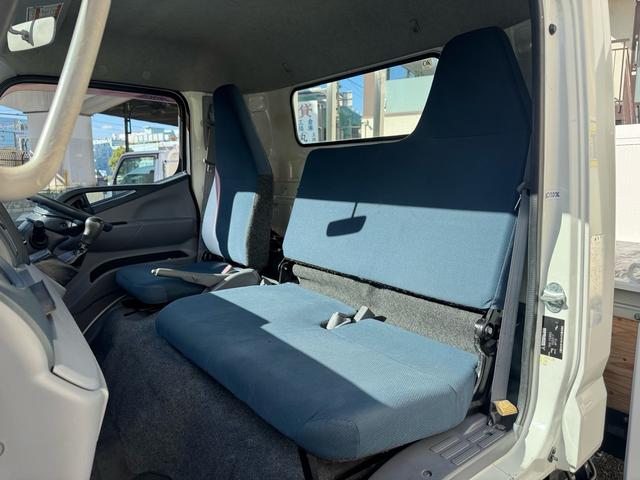 キャンター MT5 2トン 平ボディ パワーゲート 荷台鉄板張り 極東パワーゲート アーム式 ロープフック 3方開 あおり開封補助装置 タンク100L アドブルー キーレス 8t限定中型免許 車両重量2990kg 車両総重量5155kg 荷寸435×208×38(13枚目)