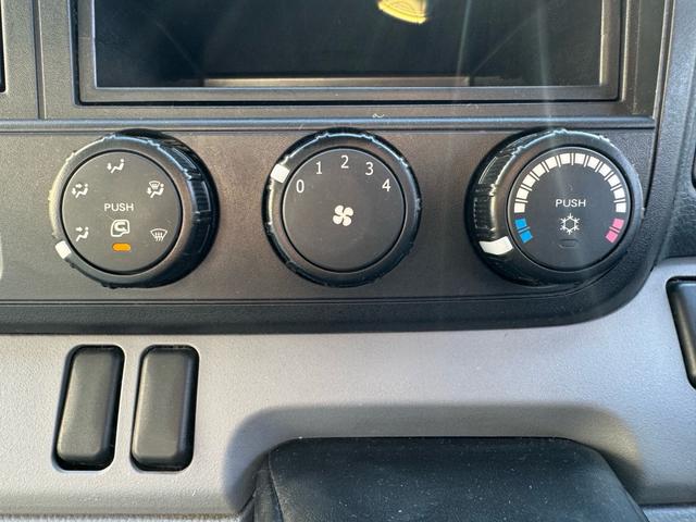 キャンター MT5 2トン 平ボディ パワーゲート 荷台鉄板張り 極東パワーゲート アーム式 ロープフック 3方開 あおり開封補助装置 タンク100L アドブルー キーレス 8t限定中型免許 車両重量2990kg 車両総重量5155kg 荷寸435×208×38(18枚目)