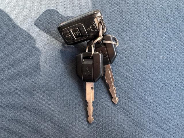 キャンター MT5 2トン 平ボディ パワーゲート 荷台鉄板張り 極東パワーゲート アーム式 ロープフック 3方開 あおり開封補助装置 タンク100L アドブルー キーレス 8t限定中型免許 車両重量2990kg 車両総重量5155kg 荷寸435×208×38(20枚目)