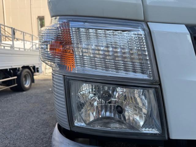 キャンター MT5 2トン 平ボディ パワーゲート 荷台鉄板張り 極東パワーゲート アーム式 ロープフック 3方開 あおり開封補助装置 タンク100L アドブルー キーレス 8t限定中型免許 車両重量2990kg 車両総重量5155kg 荷寸435×208×38(22枚目)