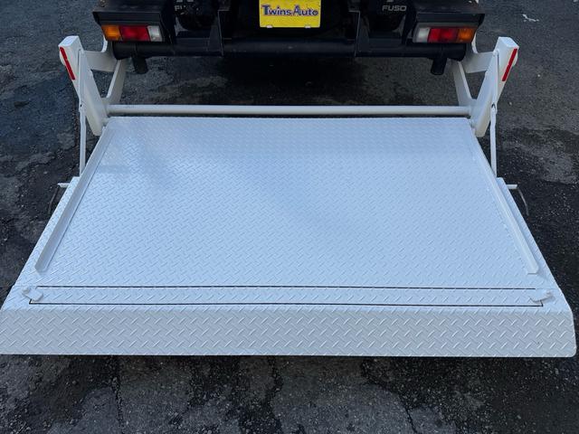 キャンター MT5 2トン 平ボディ パワーゲート 荷台鉄板張り 極東パワーゲート アーム式 ロープフック 3方開 あおり開封補助装置 タンク100L アドブルー キーレス 8t限定中型免許 車両重量2990kg 車両総重量5155kg 荷寸435×208×38(26枚目)