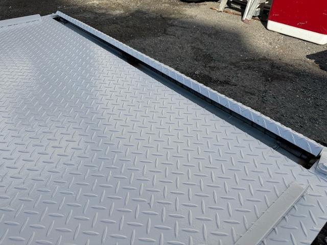 キャンター MT5 2トン 平ボディ パワーゲート 荷台鉄板張り 極東パワーゲート アーム式 ロープフック 3方開 あおり開封補助装置 タンク100L アドブルー キーレス 8t限定中型免許 車両重量2990kg 車両総重量5155kg 荷寸435×208×38(27枚目)