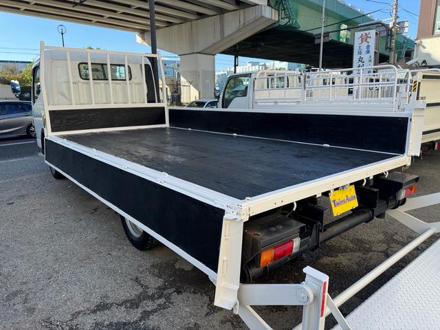 キャンター MT5 2トン 平ボディ パワーゲート 荷台鉄板張り 極東パワーゲート アーム式 ロープフック 3方開 あおり開封補助装置 タンク100L アドブルー キーレス 8t限定中型免許 車両重量2990kg 車両総重量5155kg 荷寸435×208×38(31枚目)