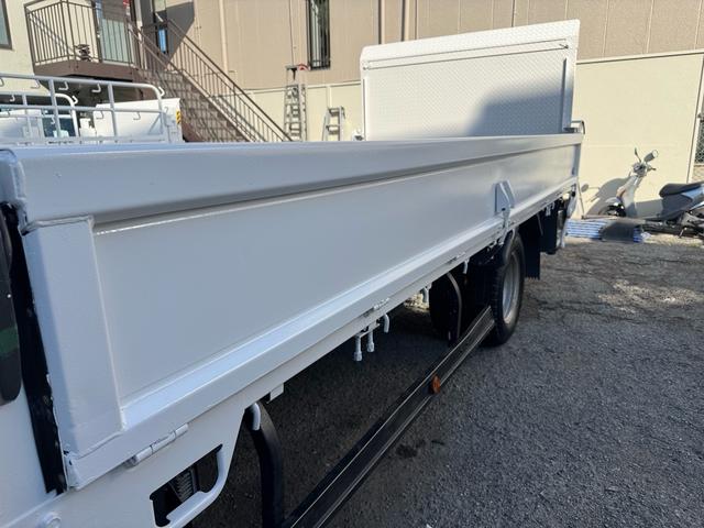 キャンター MT5 2トン 平ボディ パワーゲート 荷台鉄板張り 極東パワーゲート アーム式 ロープフック 3方開 あおり開封補助装置 タンク100L アドブルー キーレス 8t限定中型免許 車両重量2990kg 車両総重量5155kg 荷寸435×208×38(40枚目)