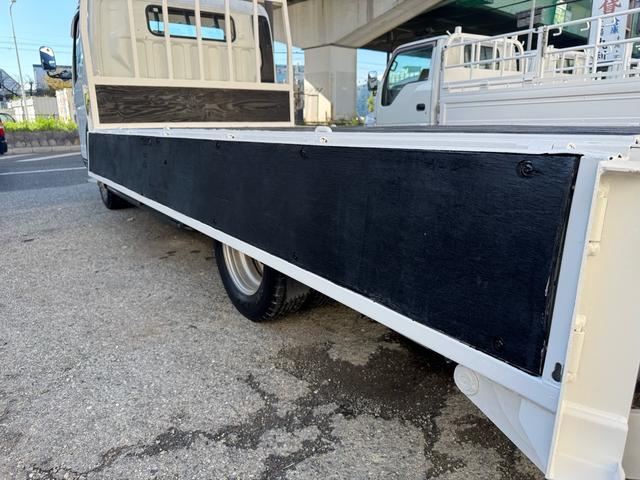 キャンター MT5 2トン 平ボディ パワーゲート 荷台鉄板張り 極東パワーゲート アーム式 ロープフック 3方開 あおり開封補助装置 タンク100L アドブルー キーレス 8t限定中型免許 車両重量2990kg 車両総重量5155kg 荷寸435×208×38(45枚目)