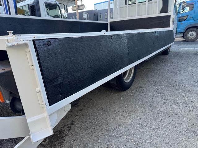 キャンター MT5 2トン 平ボディ パワーゲート 荷台鉄板張り 極東パワーゲート アーム式 ロープフック 3方開 あおり開封補助装置 タンク100L アドブルー キーレス 8t限定中型免許 車両重量2990kg 車両総重量5155kg 荷寸435×208×38(46枚目)