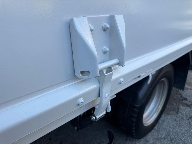 キャンター MT5 2トン 平ボディ パワーゲート 荷台鉄板張り 極東パワーゲート アーム式 ロープフック 3方開 あおり開封補助装置 タンク100L アドブルー キーレス 8t限定中型免許 車両重量2990kg 車両総重量5155kg 荷寸435×208×38(49枚目)