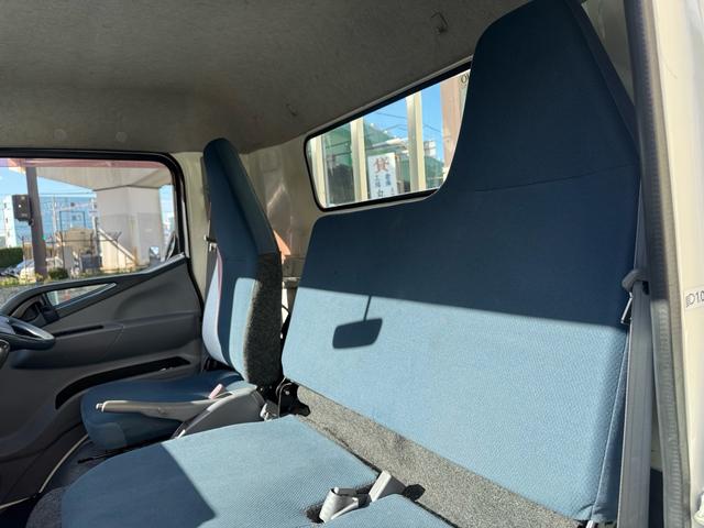 キャンター MT5 2トン 平ボディ パワーゲート 荷台鉄板張り 極東パワーゲート アーム式 ロープフック 3方開 あおり開封補助装置 タンク100L アドブルー キーレス 8t限定中型免許 車両重量2990kg 車両総重量5155kg 荷寸435×208×38(56枚目)