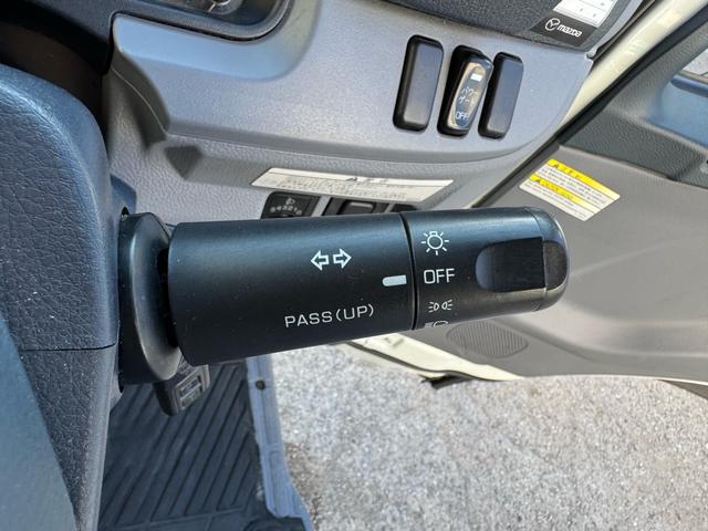 キャンター MT5 2トン 平ボディ パワーゲート 荷台鉄板張り 極東パワーゲート アーム式 ロープフック 3方開 あおり開封補助装置 タンク100L アドブルー キーレス 8t限定中型免許 車両重量2990kg 車両総重量5155kg 荷寸435×208×38(58枚目)