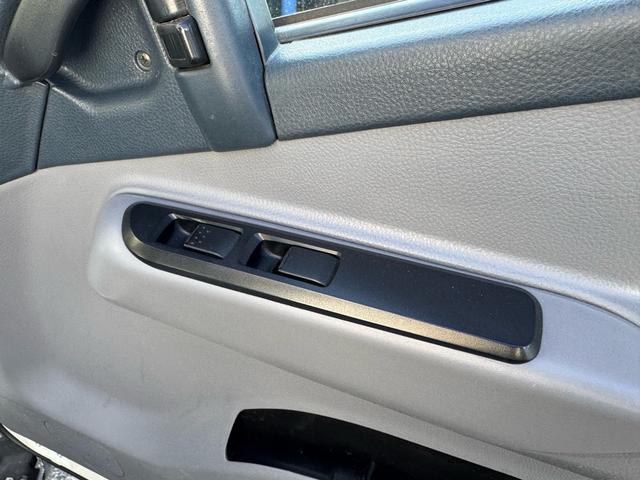 キャンター MT5 2トン 平ボディ パワーゲート 荷台鉄板張り 極東パワーゲート アーム式 ロープフック 3方開 あおり開封補助装置 タンク100L アドブルー キーレス 8t限定中型免許 車両重量2990kg 車両総重量5155kg 荷寸435×208×38(59枚目)