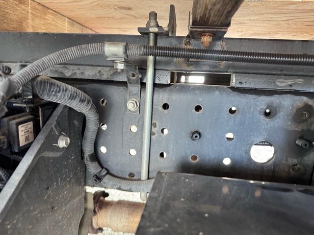 キャンター MT5 2トン 平ボディ パワーゲート 荷台鉄板張り 極東パワーゲート アーム式 ロープフック 3方開 あおり開封補助装置 タンク100L アドブルー キーレス 8t限定中型免許 車両重量2990kg 車両総重量5155kg 荷寸435×208×38(65枚目)