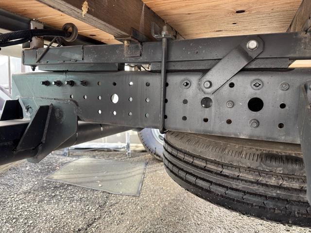 キャンター MT5 2トン 平ボディ パワーゲート 荷台鉄板張り 極東パワーゲート アーム式 ロープフック 3方開 あおり開封補助装置 タンク100L アドブルー キーレス 8t限定中型免許 車両重量2990kg 車両総重量5155kg 荷寸435×208×38(66枚目)