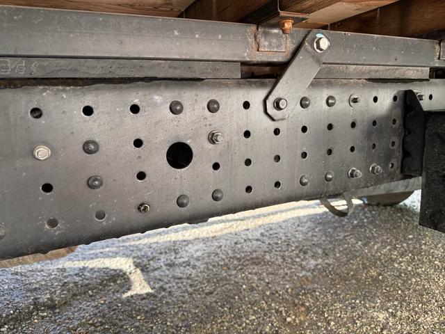 キャンター MT5 2トン 平ボディ パワーゲート 荷台鉄板張り 極東パワーゲート アーム式 ロープフック 3方開 あおり開封補助装置 タンク100L アドブルー キーレス 8t限定中型免許 車両重量2990kg 車両総重量5155kg 荷寸435×208×38(67枚目)