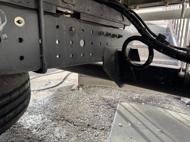 キャンター MT5 2トン 平ボディ パワーゲート 荷台鉄板張り 極東パワーゲート アーム式 ロープフック 3方開 あおり開封補助装置 タンク100L アドブルー キーレス 8t限定中型免許 車両重量2990kg 車両総重量5155kg 荷寸435×208×38(69枚目)