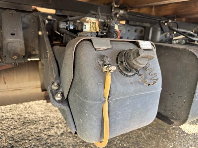 キャンター MT5 2トン 平ボディ パワーゲート 荷台鉄板張り 極東パワーゲート アーム式 ロープフック 3方開 あおり開封補助装置 タンク100L アドブルー キーレス 8t限定中型免許 車両重量2990kg 車両総重量5155kg 荷寸435×208×38(71枚目)