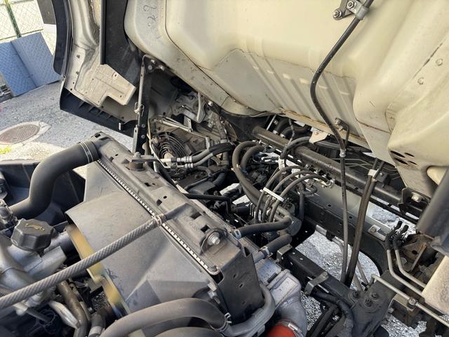 キャンター MT5 2トン 平ボディ パワーゲート 荷台鉄板張り 極東パワーゲート アーム式 ロープフック 3方開 あおり開封補助装置 タンク100L アドブルー キーレス 8t限定中型免許 車両重量2990kg 車両総重量5155kg 荷寸435×208×38(76枚目)